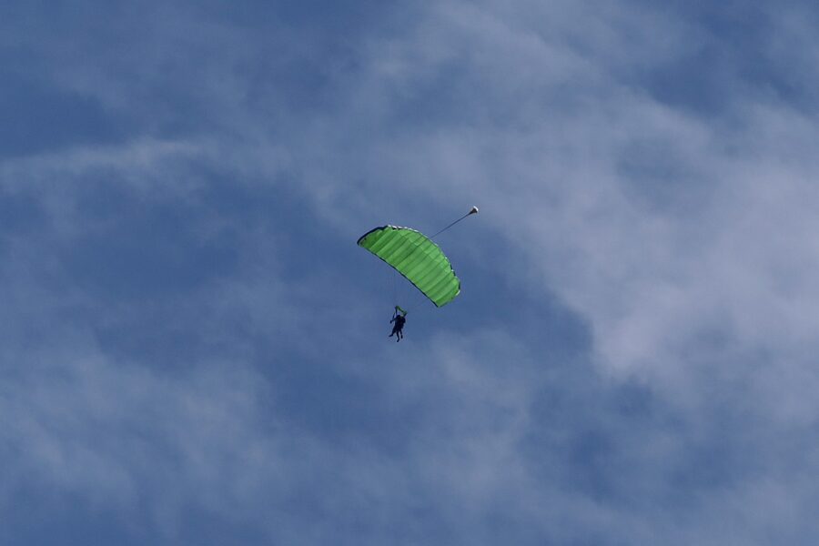 Odpowiednie przeszkolenie do skoku ze spadochronem w tandemie